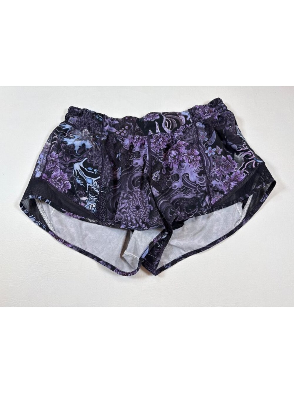 Lululemon Hotty Hot Short II Memoir 10 Reg. Purple Black tattoo-inspired  (R425)